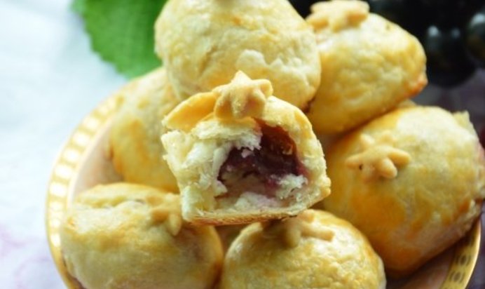 Пирожные с виноградом