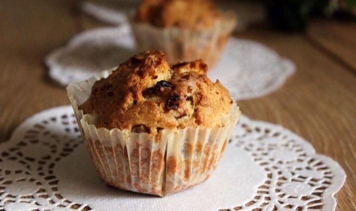 Закусочные ржаные кексы с беконом и красным луком