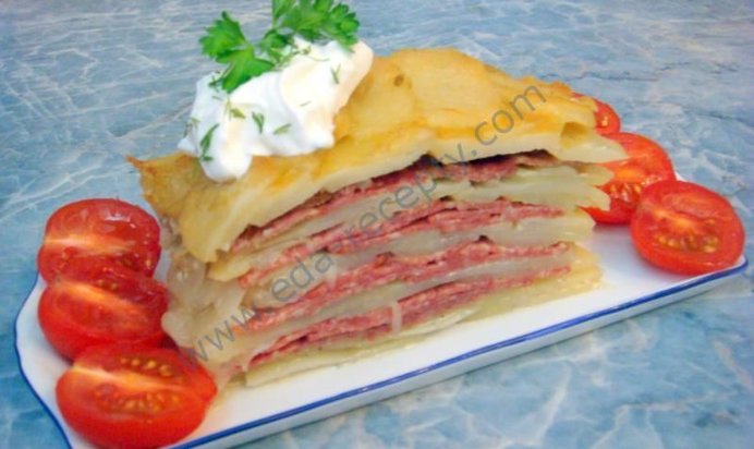 Картофельная запеканка с сыром и салями