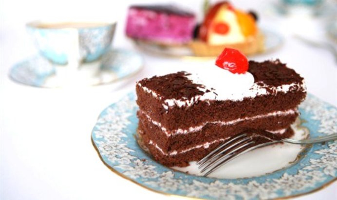 Шоколадно-малиновые замороженные пирожные