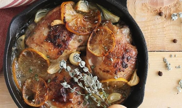 Курица с лимоном, орегано и белым вином