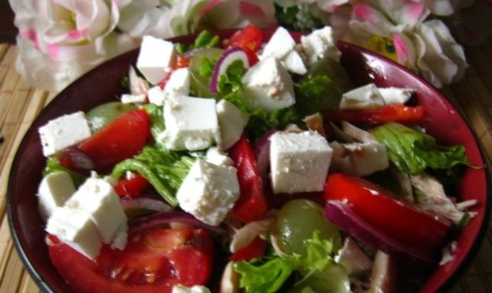 Салат с курицей, болгарским перцем и виноградом