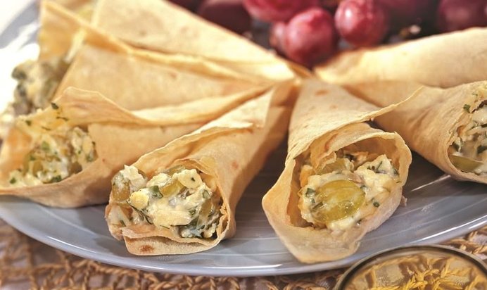 Кулечки из лаваша с сыром и виноградом