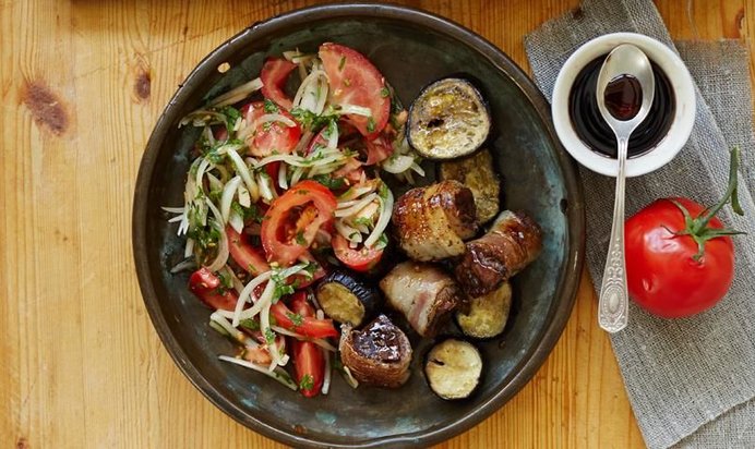 Шашлык в духовке из печенки, баклажанов и копченого сала