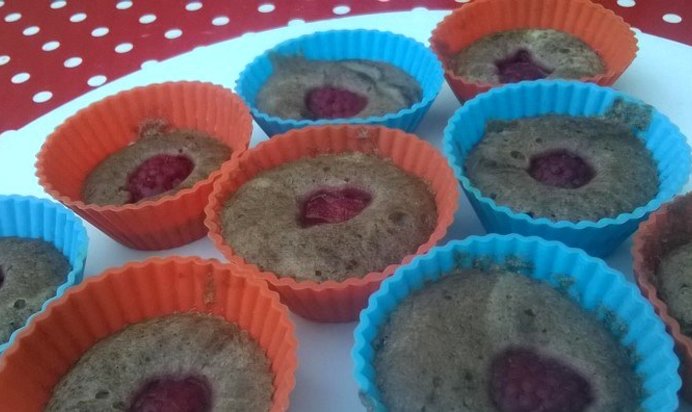 Кексы с какао и малиной на пару