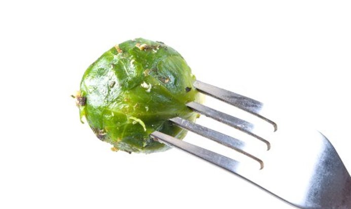 Жареная брюссельская капуста с белым вином и чесноком