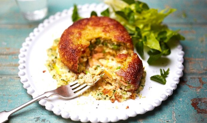 Хрустящие рыбные кексы с кремовым соусом из белого вина