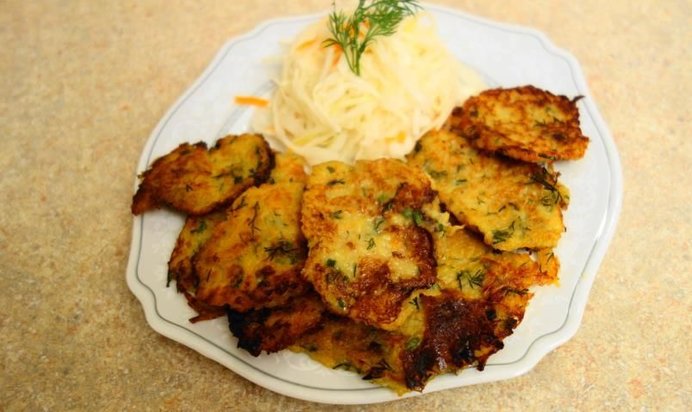 Картофельные оладьи с квашеной капустой
