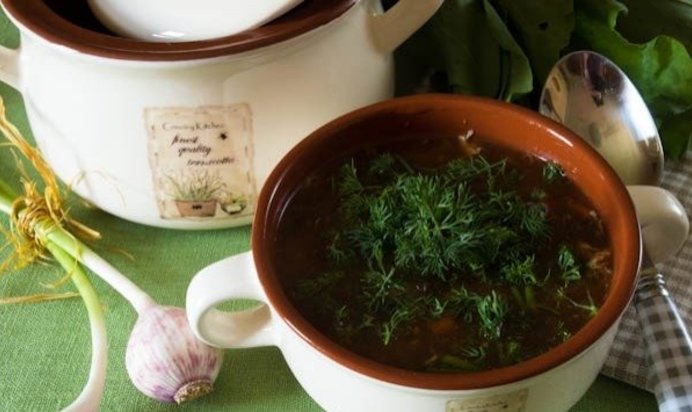 Зеленый борщ со щавелем