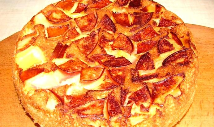 Шарлотка с ананасами в мультиварке