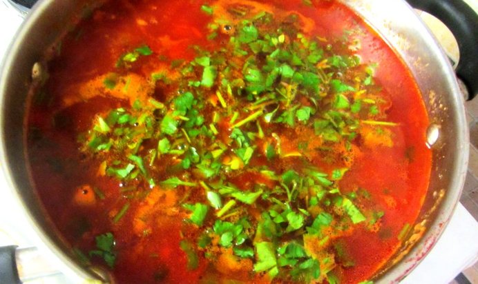 Красный борщ с пампушками