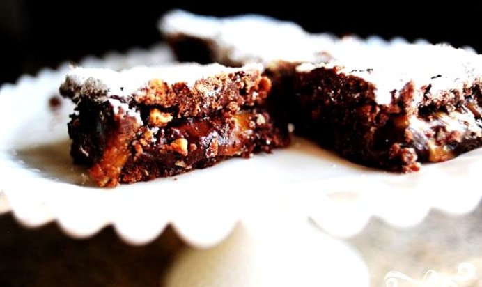 Шоколадные пирожные с орехами