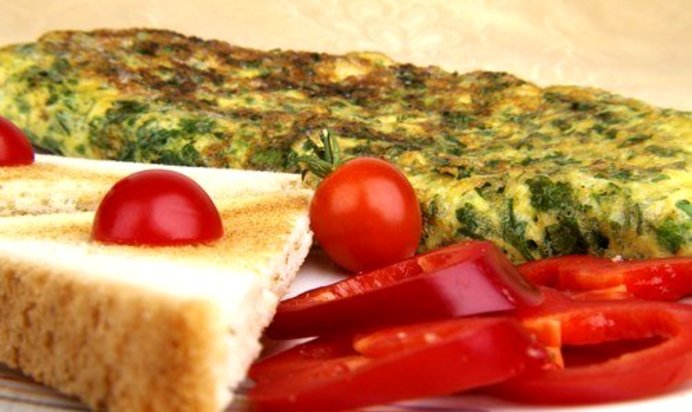 Печеный омлет с грюйером и шнитт-луком