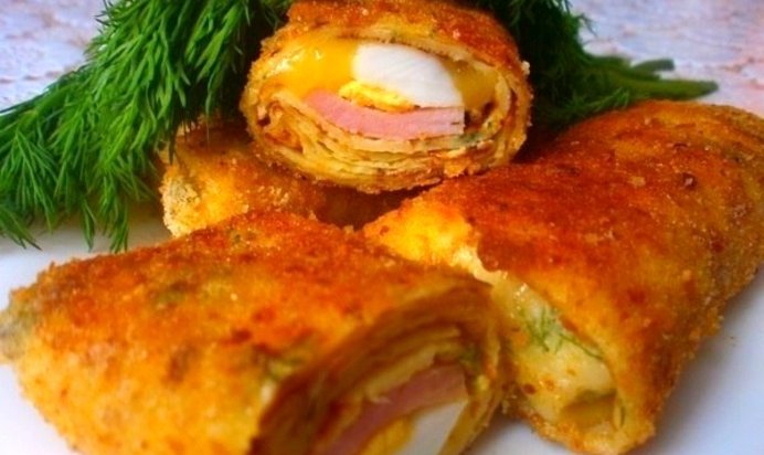 Блинчики с ветчиной, яйцами и сыром в панировке