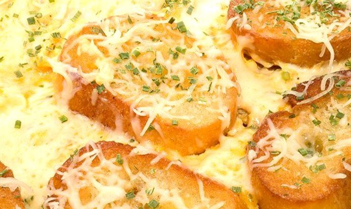 Омлет с чесноком, грюйером и сухариками