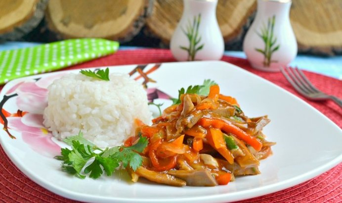 Свиной язык с овощами в томатно-соевом соусе по-китайски