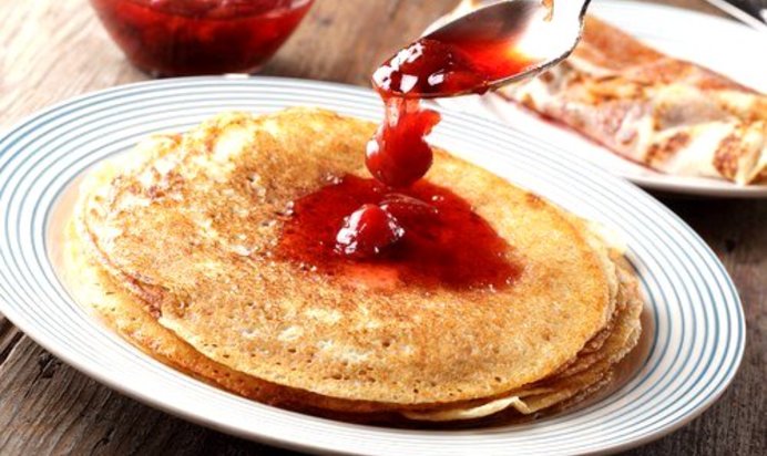 Арахисовые блины с клубничным вареньем