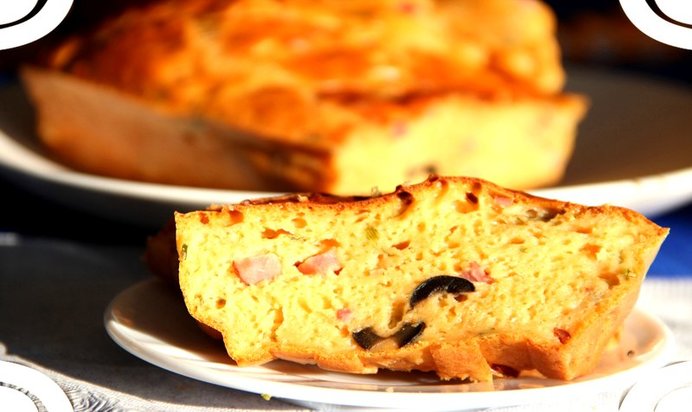 Томатный кекс с ветчиной и маслинами