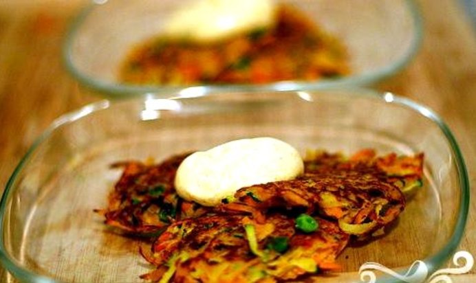 Овощные оладьи с соусом карри
