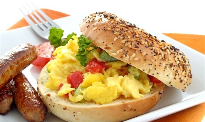 Рулет с омлетом и травами