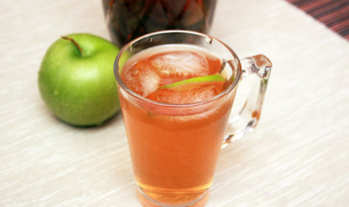 Холодный чай с мятой и яблоком