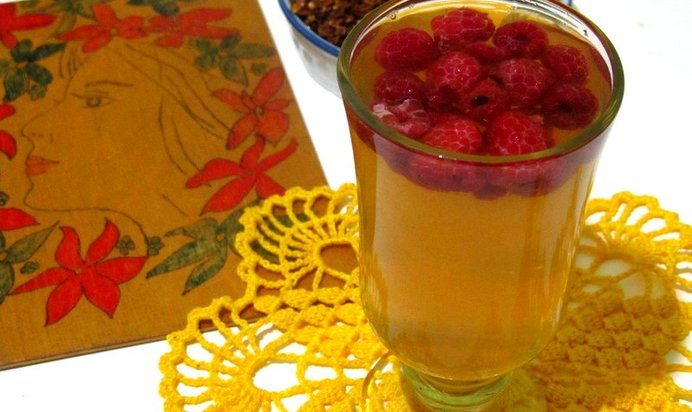 Зеленый чай с ягодами малины