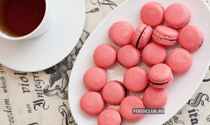 Малиновые макаронс