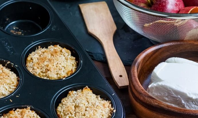 Яблочно-творожные овсяные маффины с кокосовым штрейзелем