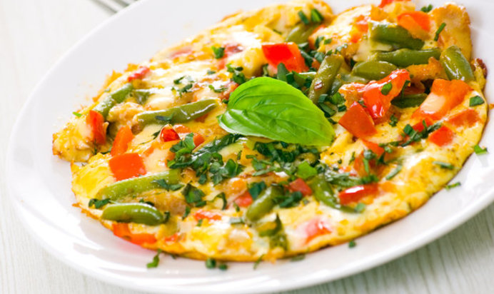 Омлет со стручковой фасолью и сладким перцем