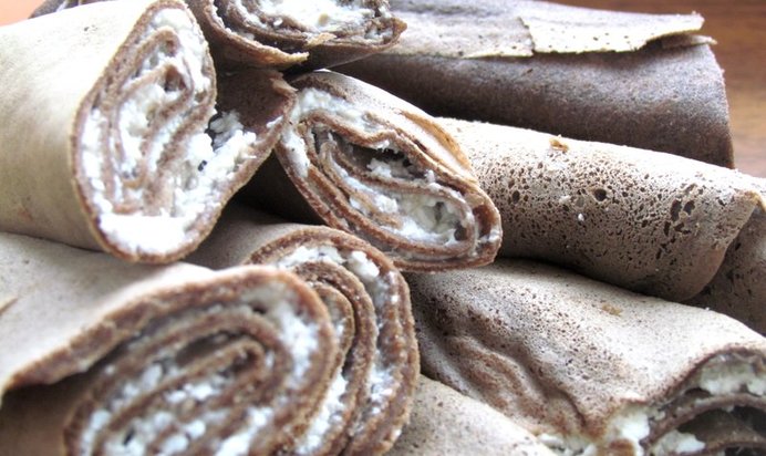 Шоколадно-кофейные блины с творожной начинкой