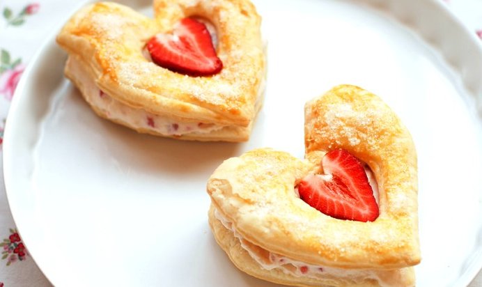 Слоеное пирожное с клубникой и маскарпоне