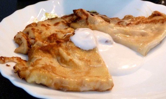 Тропический блиннный десерт с манго