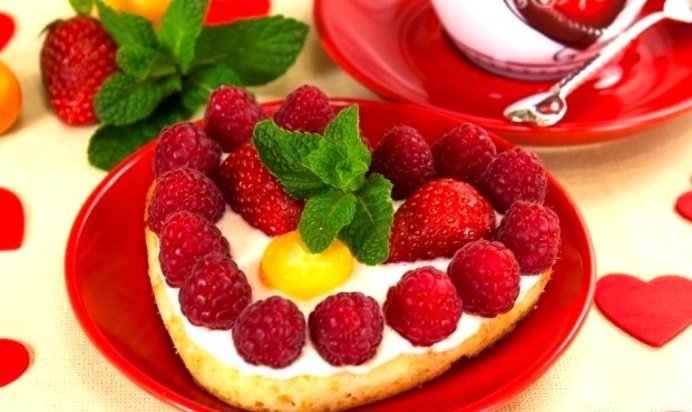 Цитрусовые пирожные «Валентинки» с фруктами