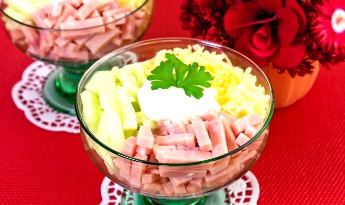 Салат-коктейль с ветчиной, сыром и яблоком