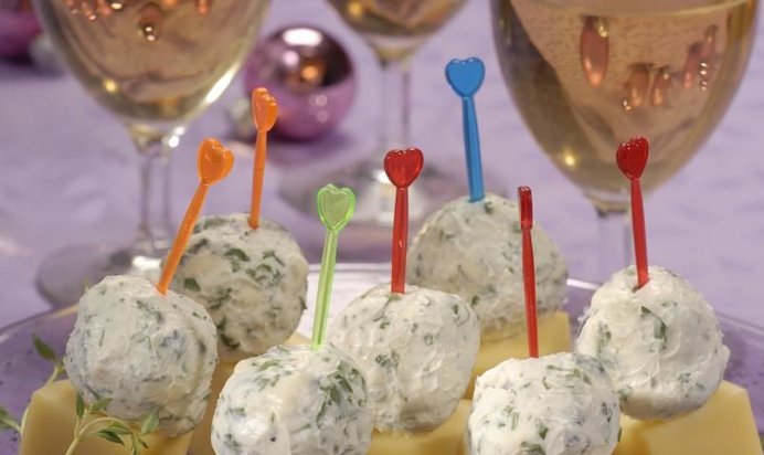 Сырная закуска с виноградом