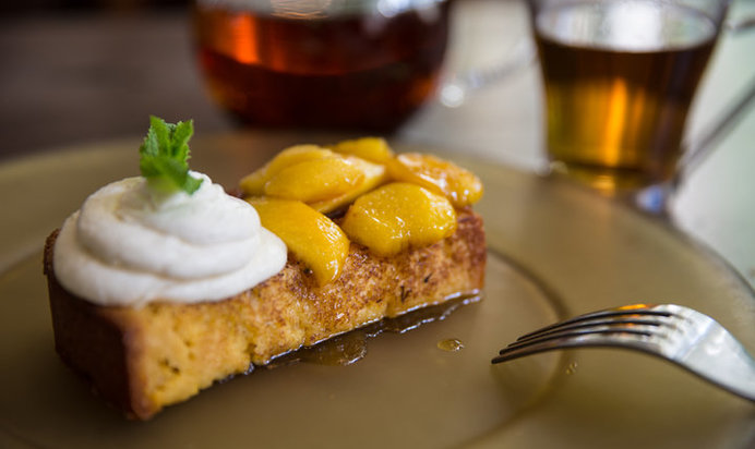 Гренка с маскарпоне и нектаринами