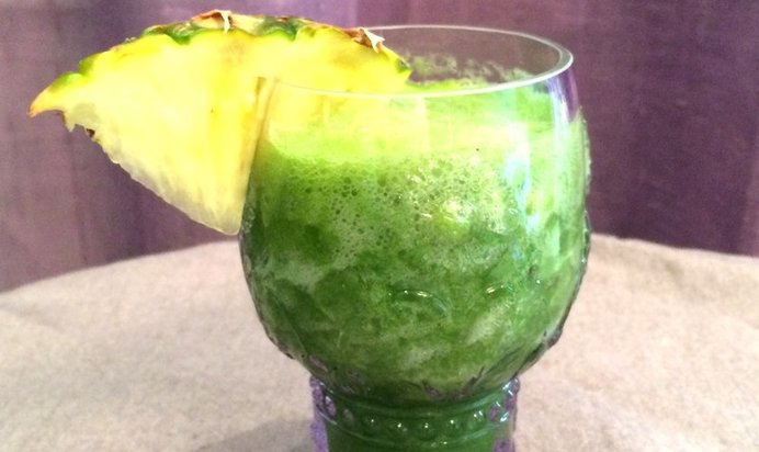 Смузи из ананаса со щавелем