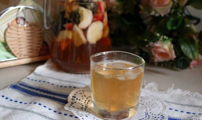 Холодный чай с персиками, нектаринами и мятой