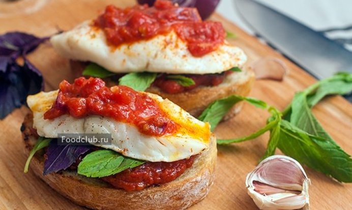 Кростини с треской и томатным соусом