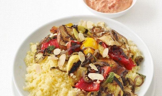Овощи на гриле с йогуртовом соусом и кускусом