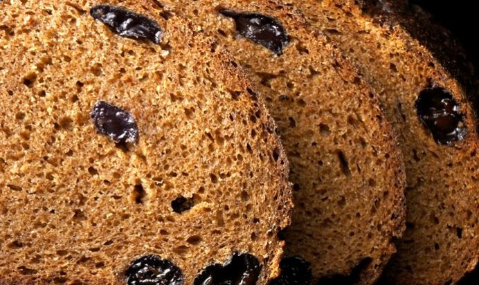 Ржаной хлеб с сухофруктами