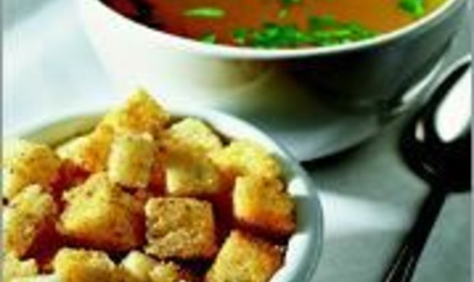 Куриный бульон с перцем и гренками