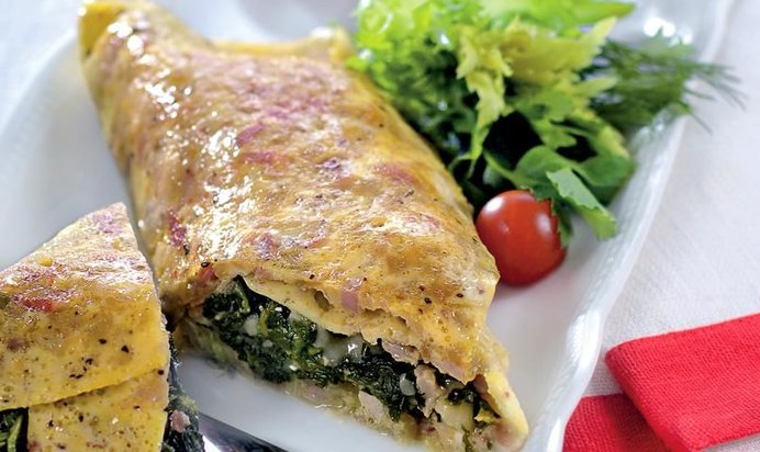 Омлет со шпинатом и колбасой