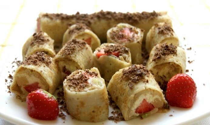 Блинчики с фруктами и мороженым