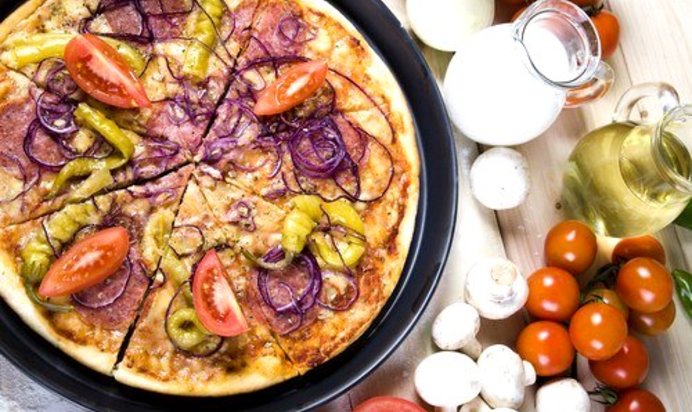 Пицца с овощами и соусом песто