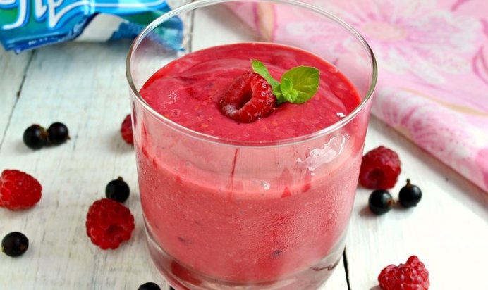 Малиновый смузи с мороженым