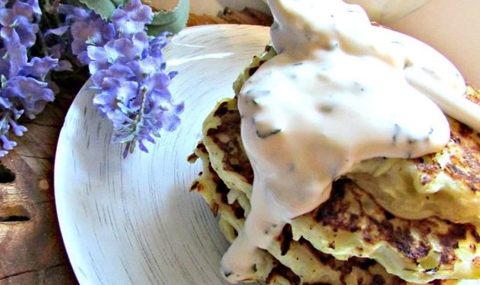 Кабачковые оладьи с козьим сыром и йогуртовым соусом