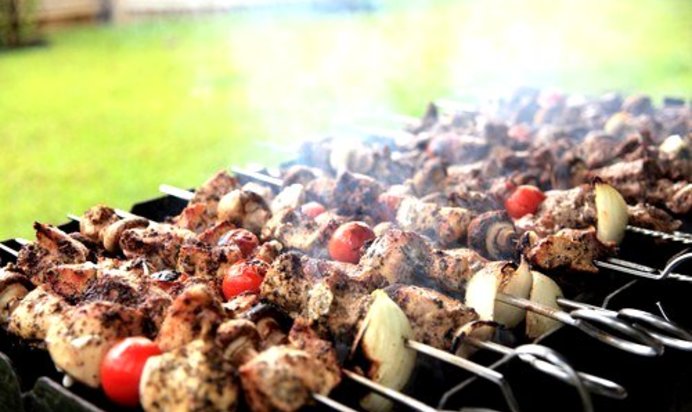 Говяжьи шашлыки с черри в глазури из соуса хойсин