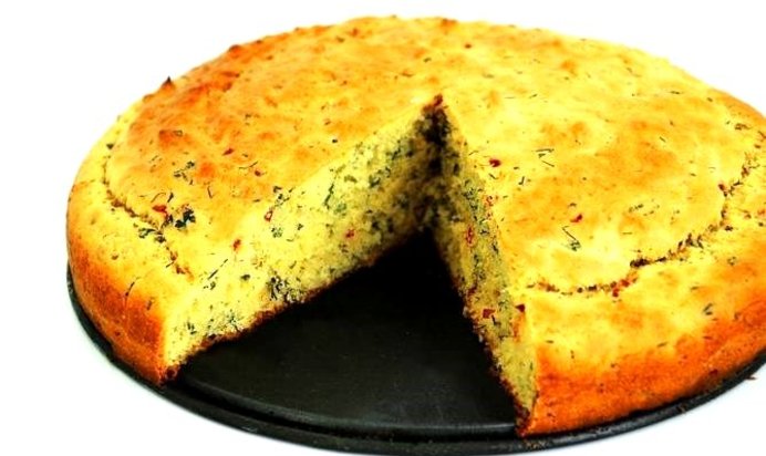 Кукурузный хлеб с чили, зеленым луком и укропом