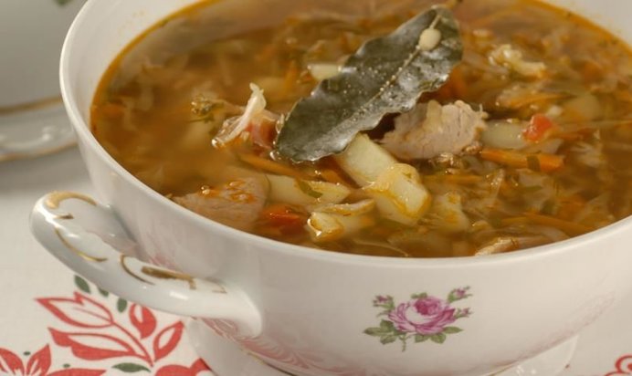 Щи из молодой капусты со свининой